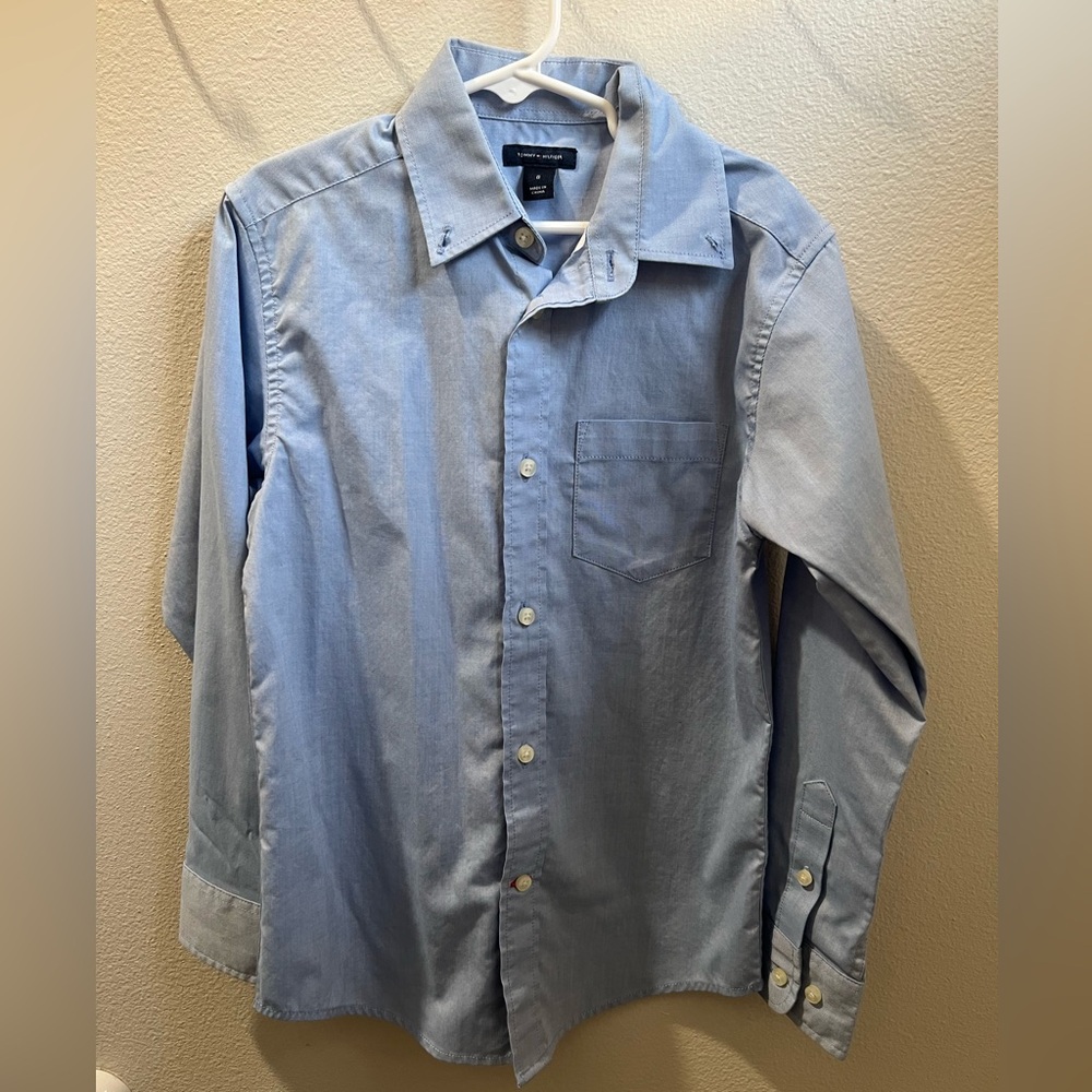 Boys Tommy Hilfiger dress button down blue‎ shirt size 8.
